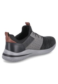 Zapatillas para hombre en malla negra y gris con detalles de cuero, que cuentan con un collarín acolchado, lados perforados y una suela de goma flexible.
