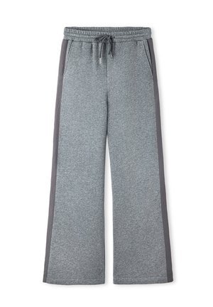 Pantalones de chándal grises con un corte holgado, cinturilla con cordón, bolsillos laterales y rayas laterales en gris más oscuro, fabricados con un tejido suave y texturizado.