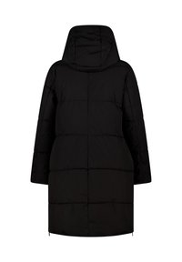 Zwarte gewatteerde jas met een capuchon, met een boxy ontwerp, rechte silhoeët en horizontale gestikte lijnen. Geen zichtbare hardware of accenten.