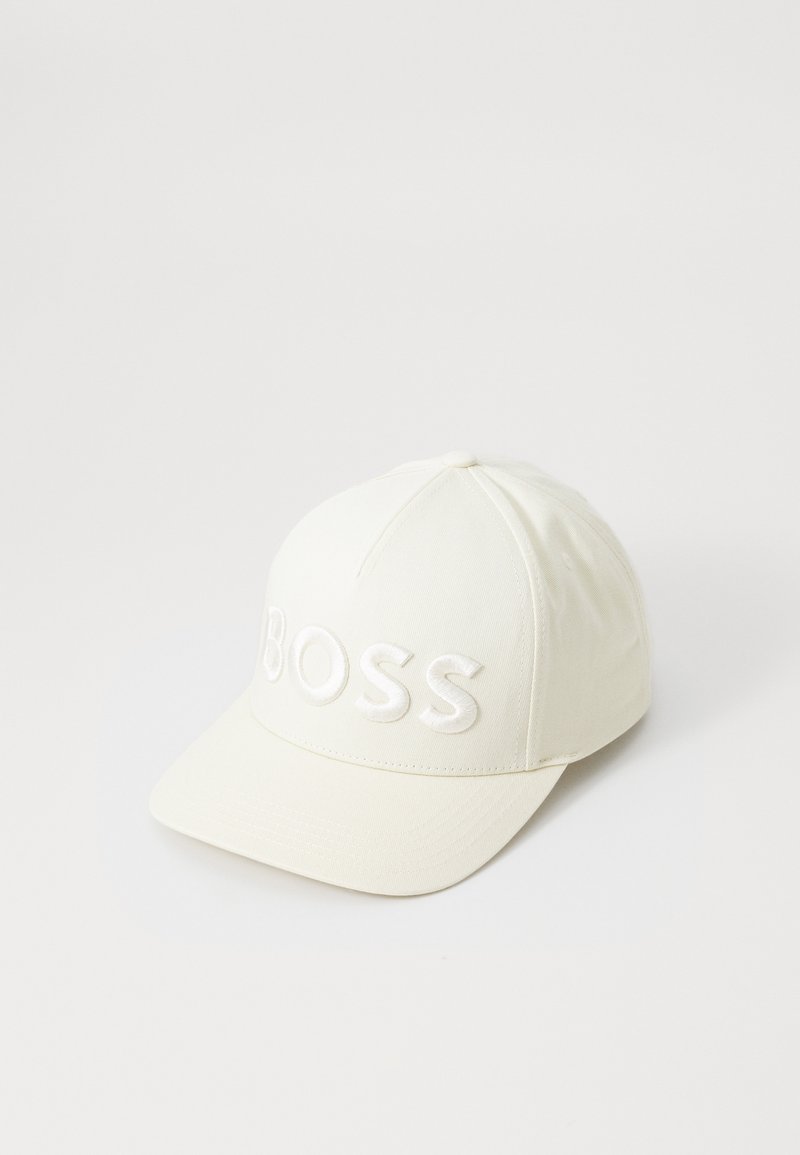 Kasket lavet af hvidt stof med en buet skygge. Har et forhøjet tekstureret "BOSS" logo foran. Klassisk baseballkasket design.