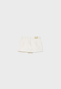Weiße Jeans-Shorts mit hohem Bund, Fünf-Taschen-Design und einem kleinen Markenlabel auf der Rückseite. Glatte Textur mit minimalen Nähten.