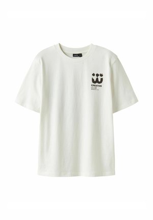 T-shirt en coton blanc avec des manches courtes, un col rond et un motif graphique noir avec du texte sur la zone gauche de la poitrine.
