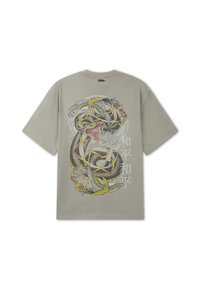 Hellgraues T-Shirt mit einem detaillierten Rückendesign einer aufgerollten Schlange, bunten Vögeln, Blumen und weißen asiatischen Schriftzeichen.