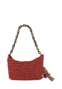 Bolso tejido rojo con forma redondeada, que presenta una correa de cadena de carey y un detalle de borlas texturizadas. Tejido de punto con un acabado natural.