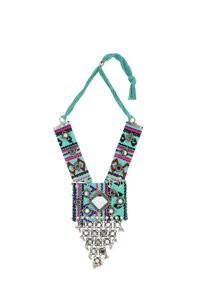 Barevný náhrdelník s tkanými textilními pruhy v tyrkysové, růžové a fialové barvě, se stříbrnými geometrickými akcenty a korálkovými třásněmi.