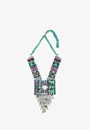 Colier colorat cu benzi de țesătură în nuanțe de turcoaz, roz și violet, cu accente geometrice din argint și ciucuri din mărgele.