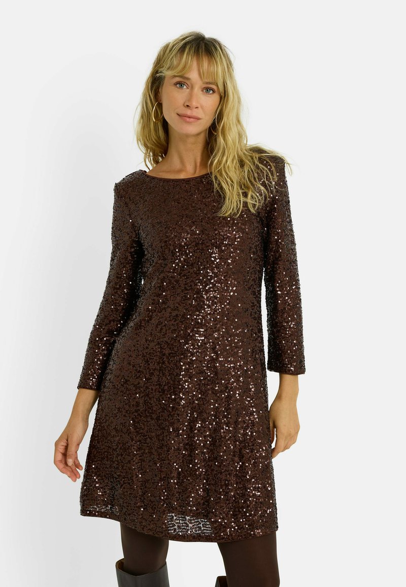 Robe marron à paillettes avec des manches longues et un col rond. Le motif présente des paillettes réfléchissantes qui créent une surface texturée.