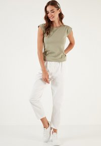 LELA CREW NECK - Top - olive
