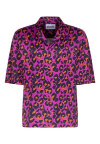 Camicetta a maniche corte con bottoni in fucsia vivace, caratterizzata da una stampa leopardata nera e arancione, tessuto liscio e un design con colletto classico.