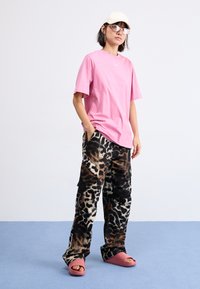 Nike Sportswear CALM - Natikači - canyon pink