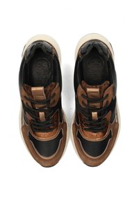 Sneakers marroni e neri caratterizzati da un mix di pelle e camoscio, con motivi testurizzati, design con lacci e una suola intermedia bianca.