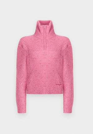 Pull en tricot rose avec un col montant, doté d'une fermeture éclair sur le cou, d'un ourlet et de poignets côtelés, et de motifs en vagues texturés sur l'ensemble.