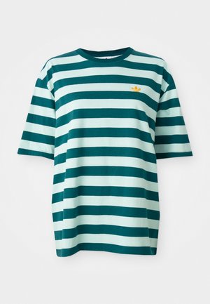 Csíkos t-shirt türkiz és világoskék színben, kerek nyakkal és rövid ujjakkal. Figyelemre méltó narancssárga logó a bal mellen. Puha pamut anyag.