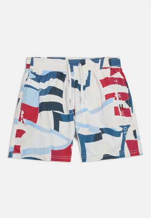 Męskie spodenki kąpielowe z abstrakcyjnym wzorem w kolorach czerwonym, białym, niebieskim i granatowym, elastycznym pasem, białymi troczkami oraz logo "Tommy Hilfiger" na prawej nogawce.