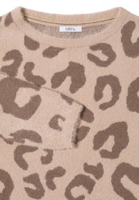 Beżowy sweter w brązowy wzór w panterkę, wykonany z miękkiego materiału. Okrągły dekolt, długie rękawy o lekko puszystej teksturze. Metka: CECIL.