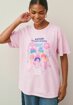 REGULAR FIT - KPOP DEAMON HUNTERS GRAPHIC  - Nyomott mintás póló - pink