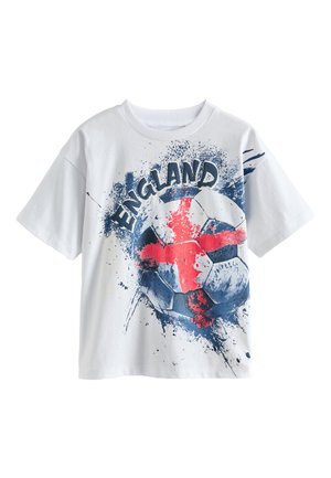 Hvid t-shirt med korte ærmer med grafik af en fodbold og rød kors, blå pletdesign og ordet "ENGLAND" over bolden.