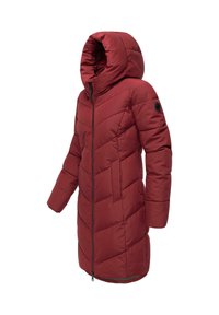 Manteau d'hiver rembourré rouge avec capuche, présentant un motif de quilting diagonal, une fermeture éclair à l'avant et des poches latérales. Texture lisse et design jusqu'aux genoux.