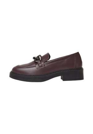 Mocassin en cuir bourgogne avec un bout arrondi, un petit talon carré, une bande décorative et des accents en métal argenté. La semelle noire cousue contraste avec la tige.