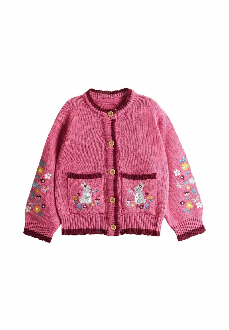 Rosa Strickjacke mit Holzknöpfen, gerippten Bündchen und gesticktem Hasen mit Blumen auf Taschen und Ärmeln.