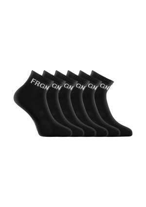 Six paires de chaussettes noires à la cheville avec le texte blanc "FRGN" sur le poignet, disposées côte à côte sur un fond blanc.