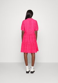 YAS Tall Vestido informal - pink