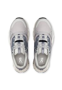 Zapatillas deportivas grises y gris claro con parte superior de malla y sintética, punta redonda, cordones, suela acolchada y detalles del logotipo en la lengüeta.