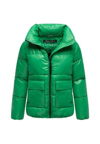 Groene pufferjack met een hoge kraag, gequiltde textuur, twee voorzakken en een zwarte ritsluiting. Merktag zichtbaar aan de binnenkant.