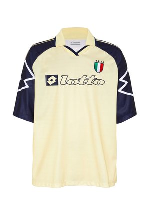 Gelbes und marineblaues Lotto-Fußballtrikot mit Italien-Wappen auf der Brust und weißem Zickzackmuster auf den marineblauen Ärmeln.