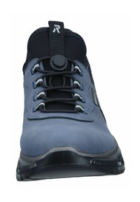 Chaussures pour hommes avec une tige en cuir bleu marine, des accents en tissu noir, des lacets élastiques et un mécanisme de fermeture rond. Semelle en caoutchouc texturé.