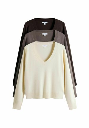 Drei V-Ausschnitt-Strickpullover in Creme, Taupe und Dunkelbraun, übereinandergelegt mit langen Ärmeln sowie gerippten Bündchen und Saum.