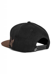 Schwarze Baseballmütze mit einem braunen flachen Schirm, ausgestattet mit einem gestickten Logo an der Seite und einem verstellbaren Snapback-Verschluss. Strukturierter Stoff.