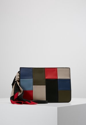 Rechthoekige polstasje met meerkleurig leren patchwork in rood, blauw, zwart, beige en olijfgroen, met een zwart-rode sjaal vastgeknoopt aan het bandje.