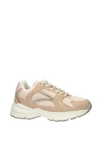 Beige sportieve schoen met een bovenwerk van mesh en suede, roze accenten, grijze details en een gestructureerde rubberen zool met een chunky ontwerp.