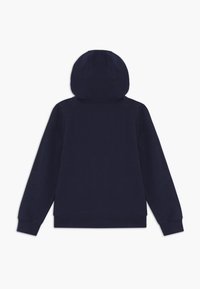 Navy sininen huppari, jossa on kengurupocket, ribbivirkkaita hihansuita ja nyöritettävä huppu. Valmistettu pehmeästä puuvillasekoitemateriaalista. Takãnäkymä esitetty.