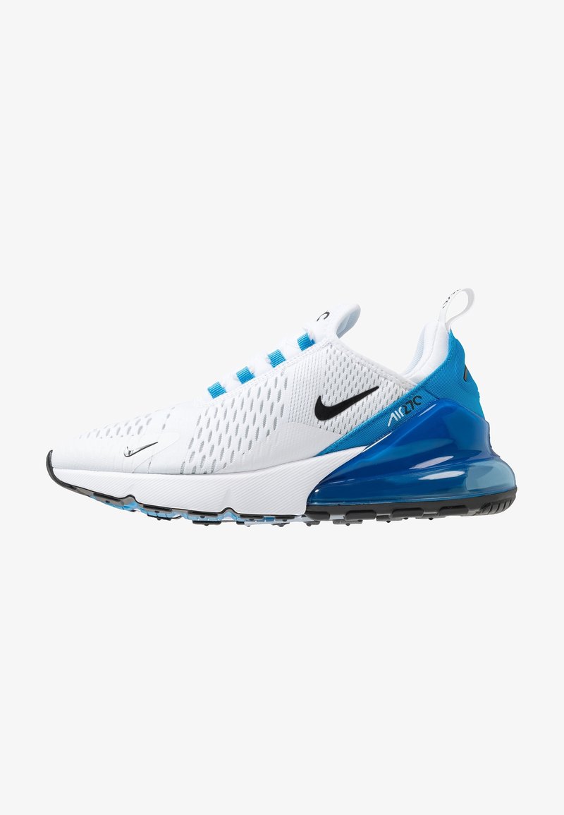 Baskets Nike Air Max 270 blanches et bleues avec logos Swoosh noirs, tige en mesh et unité d'amorti visible au talon.