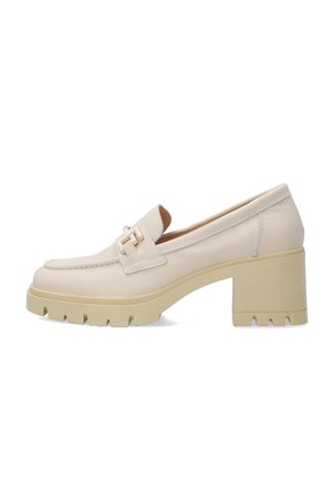 Beige leren loafer met chunky blokhak, grof profielzool en decoratieve gouden gesp op het bovendeel, getoond in zijaanzicht op een witte achtergrond.