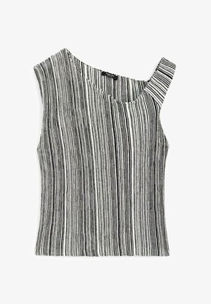 Černobílý pruhovaný top bez rukávů s šikmým výstřihem a strukturovanou tkaninou, která se vyznačuje různými šířkami pruhů a přiléhavým střihem.