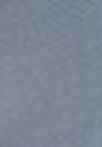 Szary materiał o teksturowanej powierzchni, mający miękki, tkany wygląd. Kolor jest jednorodny z subtelnymi wariacjami odcienia.