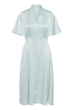 Jasnoniebieska sukienka midi z krótkimi rękawami, dekoltem w kształcie litery V, marszczoną talią i gładką teksturą tkaniny.