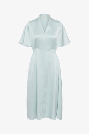 Jasnoniebieska sukienka midi z krótkimi rękawami, dekoltem w kształcie litery V, marszczoną talią i gładką teksturą tkaniny.
