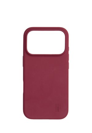 Solid mørkerød smartphone-etui med stort rektangulært kamerahul og subtil lille tekst nær nederste højre hjørne.