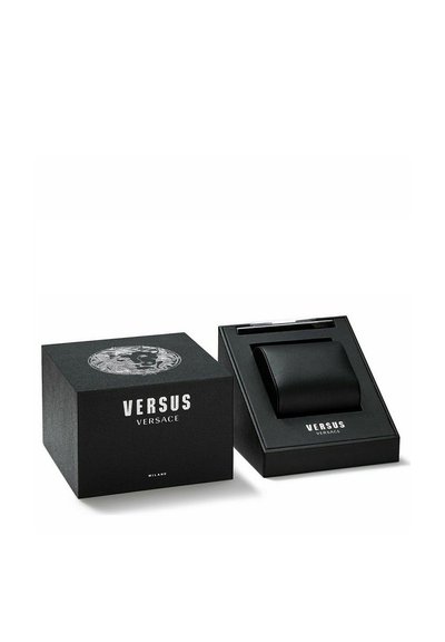 Scatola di confezione nera con logo in rilievo e design di leone, contenente un accessorio in pelle nera. Linee pulite e texture liscia. Marca Versus.