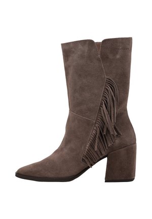 Bota marrón de ante hasta media pantorrilla con tacón ancho y flecos a lo largo del lateral exterior.