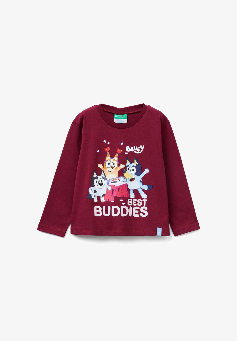 Maglietta a maniche lunghe color bordeaux con tre personaggi di cani animati che giocano con dei cuori e la scritta "Bluey Best Buddies".