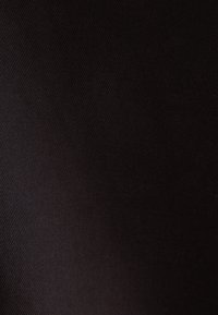 Czarna tekstura materiału z delikatnym, ukośnym żebrowaniem. Materiał wygląda na gładki z lekkim połyskiem i jednolitą kolorystyką w całej powierzchni.