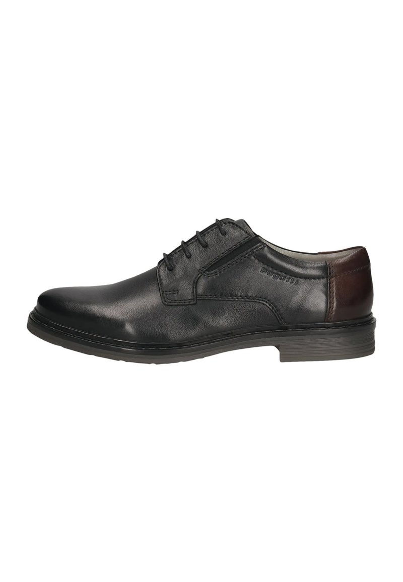 Schwarze Leder-Herrenschuhe mit braunem Absatzakzent, Schnürverschluss und eingeprägtem Markennamen an der Seite.