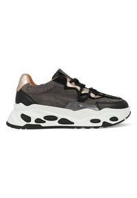 Chunky sneakers met een mix van texturen, gekenmerkt door grijs stof, zwart leer en metalen accenten. Dikke witte zolen met uitsparingen.