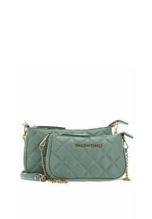 Set di borse Valentino trapuntate verdi con dettagli in catena dorata, che include un piccolo portafoglio e una borsa più grande con cerniere.