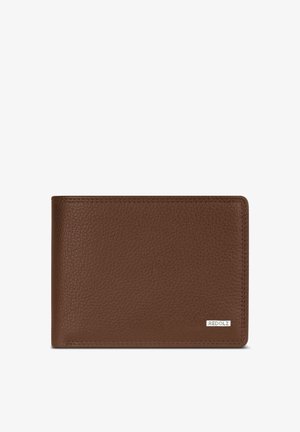 Portefeuille en cuir brun texturé avec des coutures visibles et une petite étiquette en métal argenté dans le coin inférieur droit.